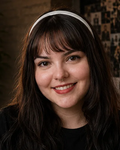 Integrante do time da Laeta de tiara branca e franja, sorrindo, parede de referências iluminada atrás.